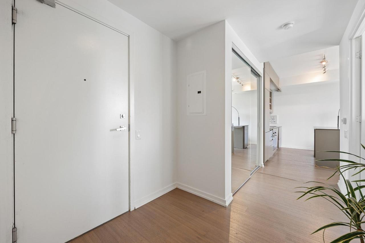 Modern Condo In The Heart Of Downtown Toronto Exterior photo